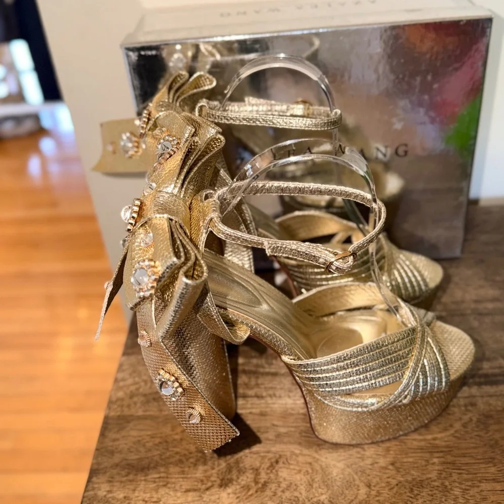 Azalea Wang measurements heel